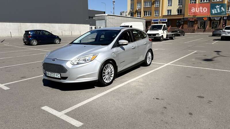 Хэтчбек Ford Focus 2013 в 