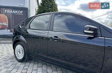 Хэтчбек Ford Focus 2010 в 