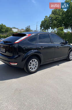 Хэтчбек Ford Focus 2011 в 