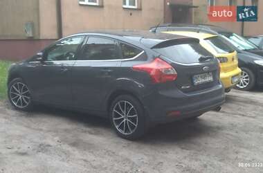 Хэтчбек Ford Focus 2012 в 