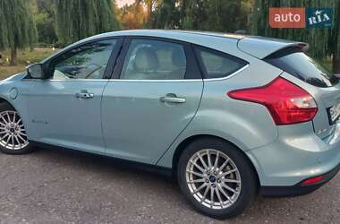 Хэтчбек Ford Focus 2012 в 