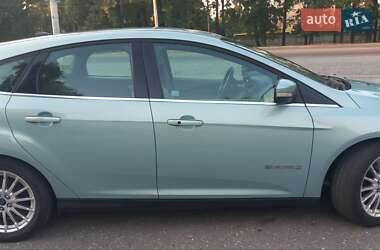 Хэтчбек Ford Focus 2012 в 