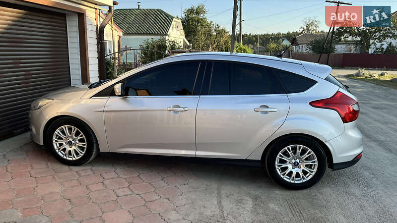 Хэтчбек Ford Focus 2011 в 