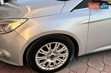 Хэтчбек Ford Focus 2011 в 