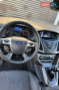 Хэтчбек Ford Focus 2011 в 