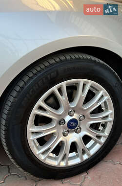 Хэтчбек Ford Focus 2011 в 