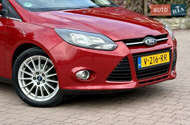 Хэтчбек Ford Focus 2011 в 
