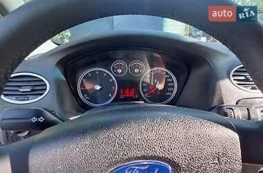Хэтчбек Ford Focus 2011 в 