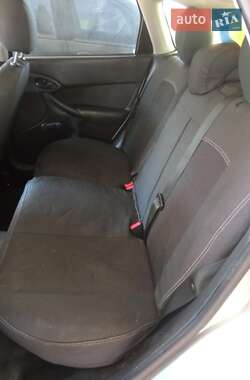 Хэтчбек Ford Focus 2003 в 