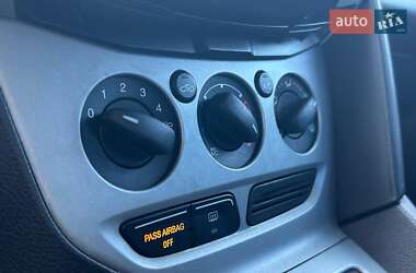 Хэтчбек Ford Focus 2011 в 