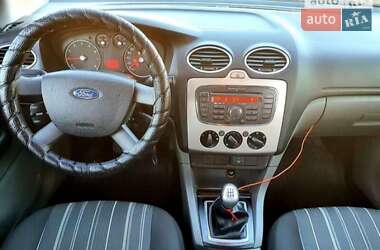 Хэтчбек Ford Focus 2011 в 