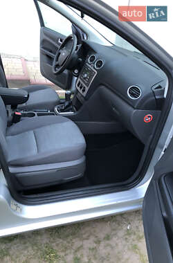 Хэтчбек Ford Focus 2005 в 