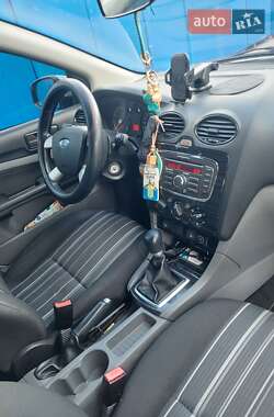 Хэтчбек Ford Focus 2011 в 