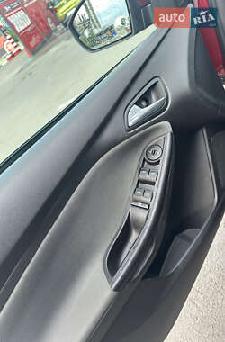 Хэтчбек Ford Focus 2012 в 