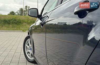 Хэтчбек Ford Focus 2012 в 