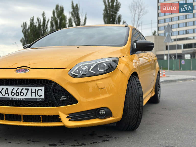 Хэтчбек Ford Focus 2012 в 