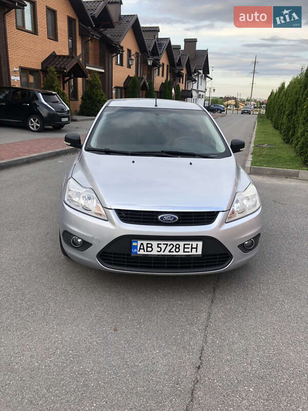 Хэтчбек Ford Focus 2011 в 