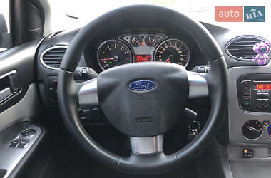 Хэтчбек Ford Focus 2011 в 