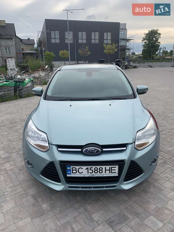 Хэтчбек Ford Focus 2012 в 