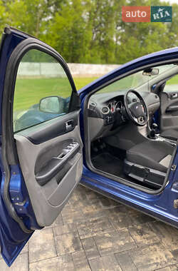 Хэтчбек Ford Focus 2010 в 