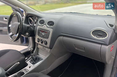 Хэтчбек Ford Focus 2010 в 