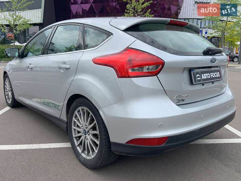 Седан Ford Focus 2016 в Киеве