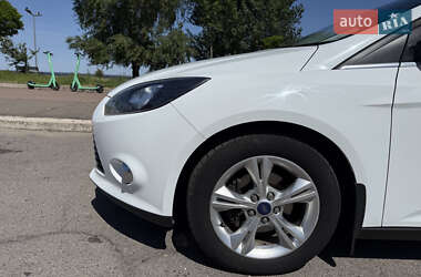 Хэтчбек Ford Focus 2012 в 