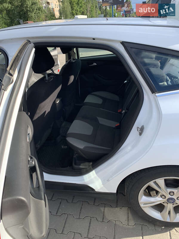 Хэтчбек Ford Focus 2012 в Вишневом