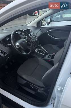 Хэтчбек Ford Focus 2011 в 