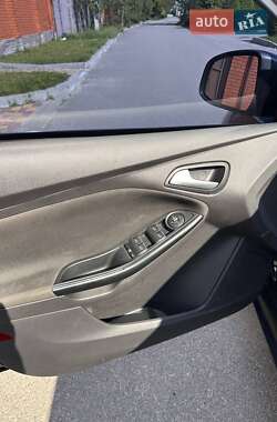 Хэтчбек Ford Focus 2012 в 