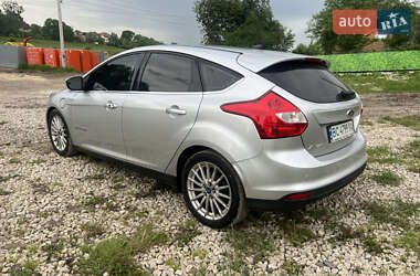 Хэтчбек Ford Focus 2011 в 