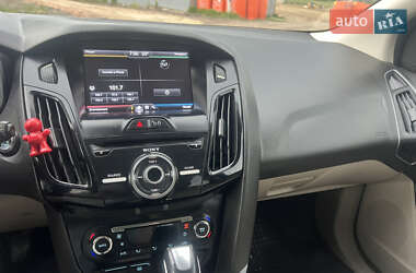 Хэтчбек Ford Focus 2011 в 