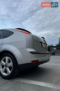 Хэтчбек Ford Focus 2005 в 