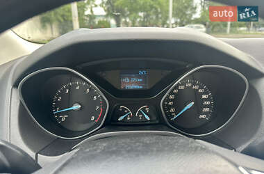 Хэтчбек Ford Focus 2012 в 