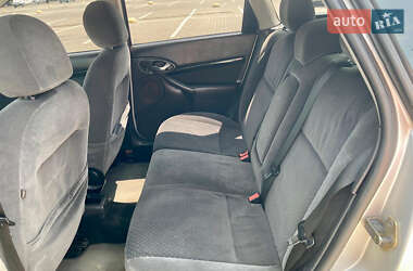 Хэтчбек Ford Focus 2002 в 