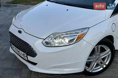 Хэтчбек Ford Focus 2012 в 