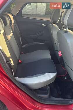 Хэтчбек Ford Focus 2011 в 