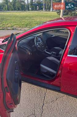 Хэтчбек Ford Focus 2011 в 