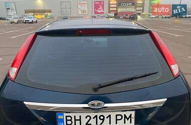 Хэтчбек Ford Focus 2002 в 