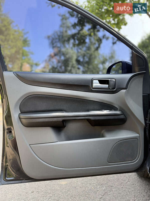Хэтчбек Ford Focus 2011 в Обухове