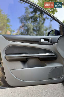 Хэтчбек Ford Focus 2011 в 