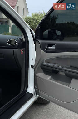 Хэтчбек Ford Focus 2010 в 