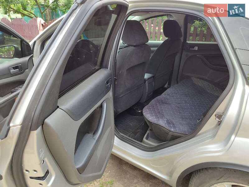 Хэтчбек Ford Focus 2005 в Чуднове