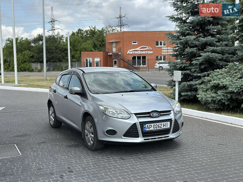 Хэтчбек Ford Focus 2012 в 