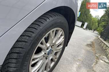 Хэтчбек Ford Focus 2012 в 