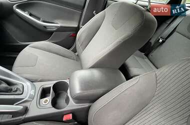 Хэтчбек Ford Focus 2012 в 