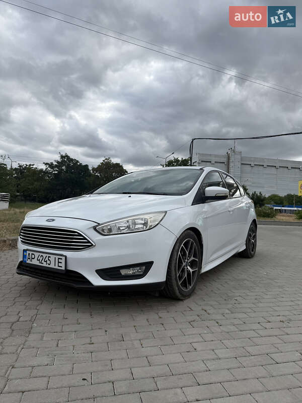 Хэтчбек Ford Focus 2015 в 