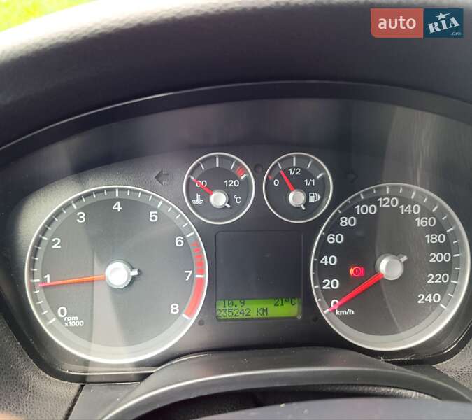 Седан Ford Focus 2006 в Знаменке
