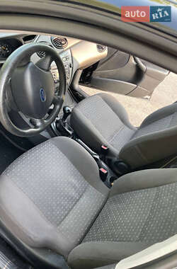 Хэтчбек Ford Focus 2004 в 