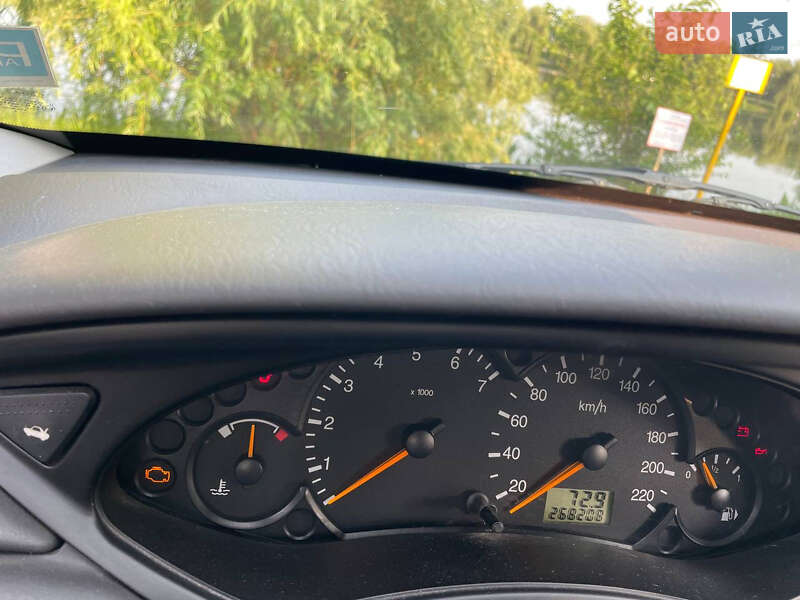 Хэтчбек Ford Focus 2004 в Ровно